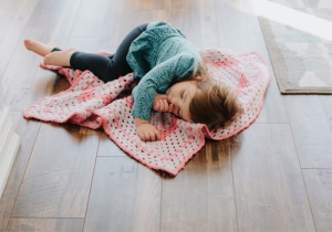 పిల్లలను కింద పడుకోబెట్టగానే నిద్రలేస్తారు ఎందుకంటే..!